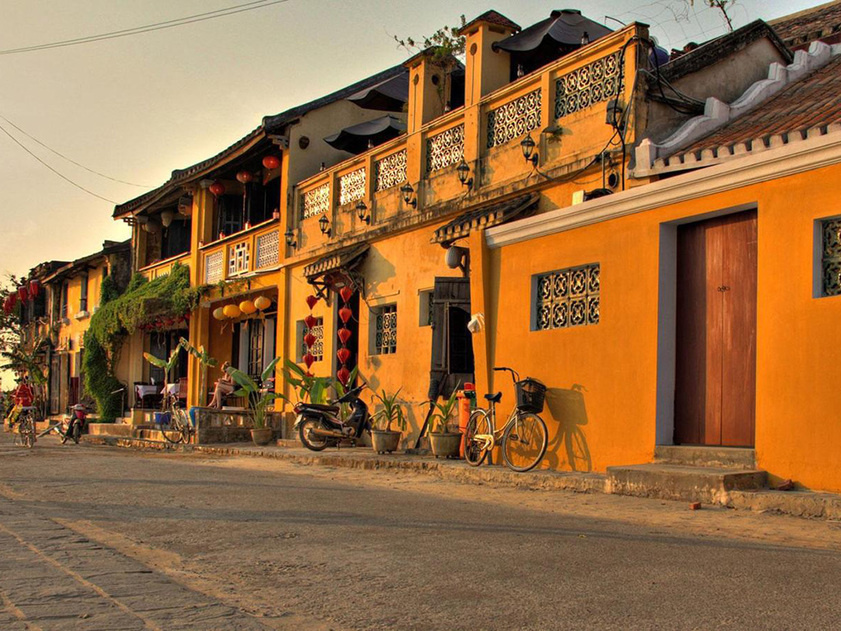 Flights from Bangkok to Da Nang Vietnam Check in along the streets of Hoi An, with many ancient and nostalgic spaces
