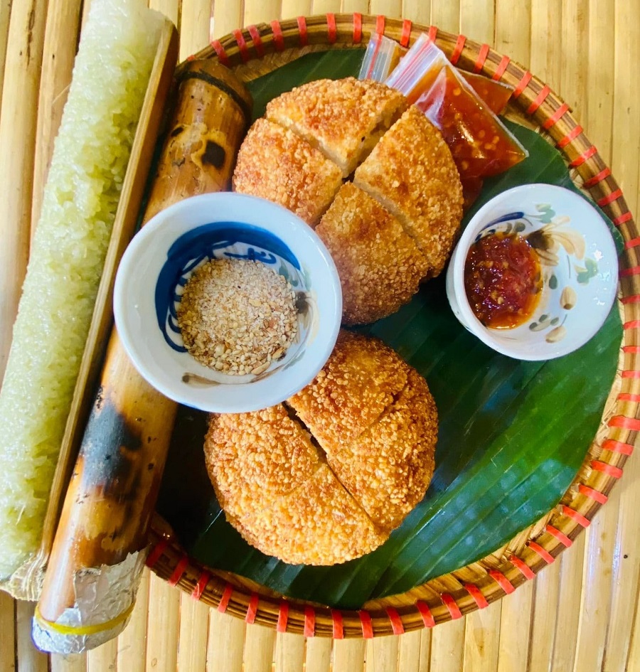 Gà bó xôi ăn kèm với cơm lam ngon “hết nước chấm"