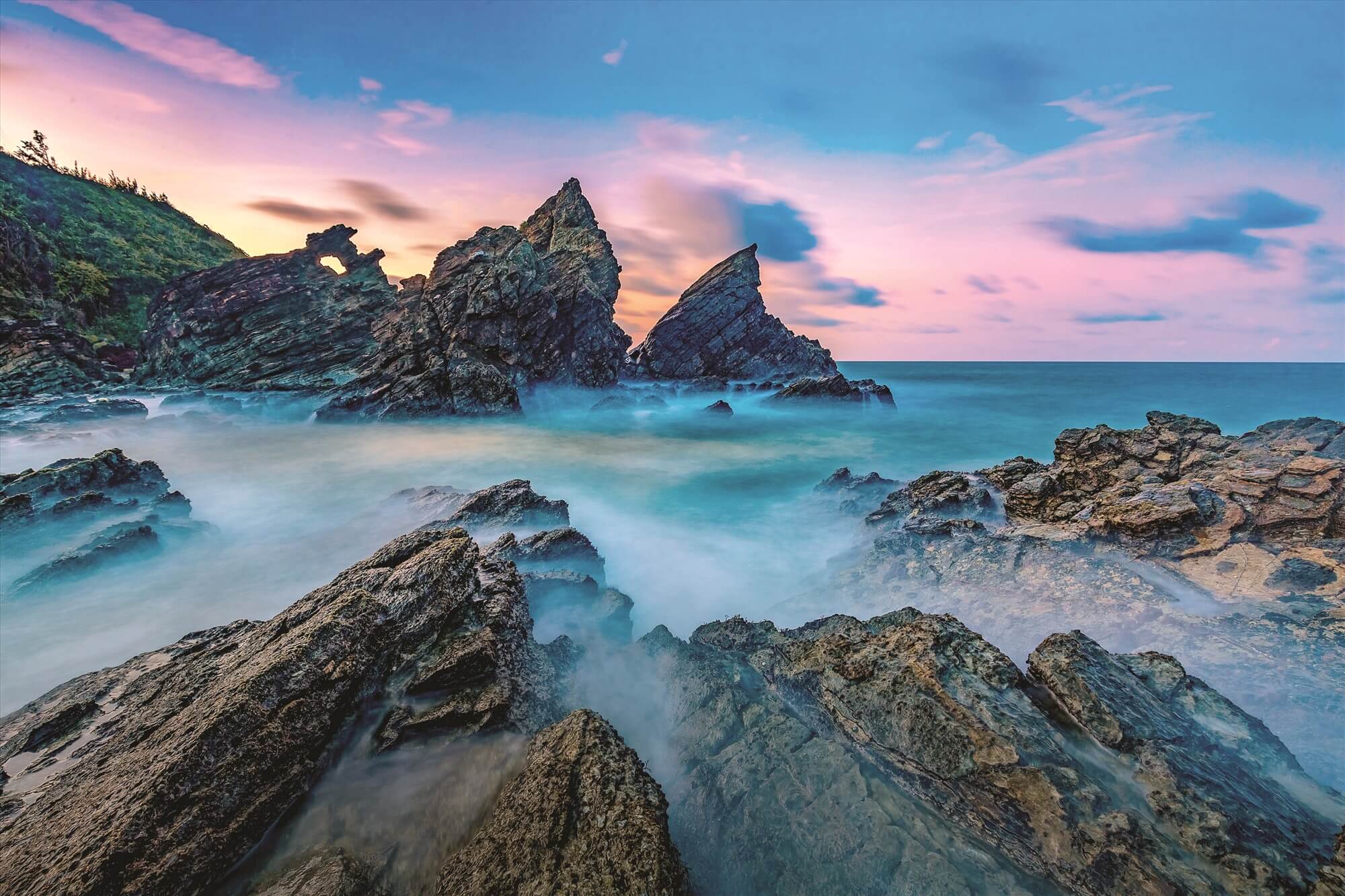 Ghềnh đá Bàn Than với vẻ đẹp hùng vĩ vô cùng thu hút