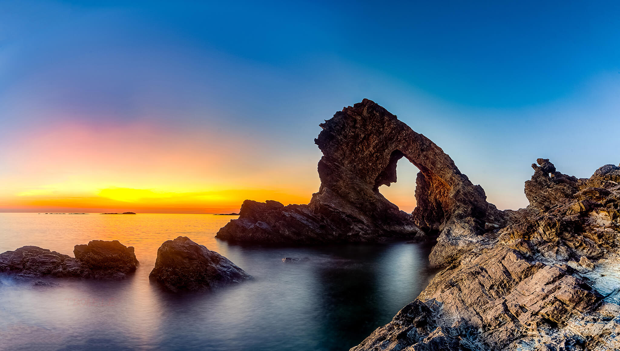 Ghềnh đá Bàn Than với những khối đá trăm năm tuổi 