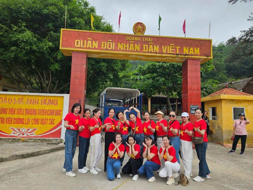 Đảo Hòn Mê Giao lưu tìm hiểu cuộc sống các chiến sĩ trên đảo