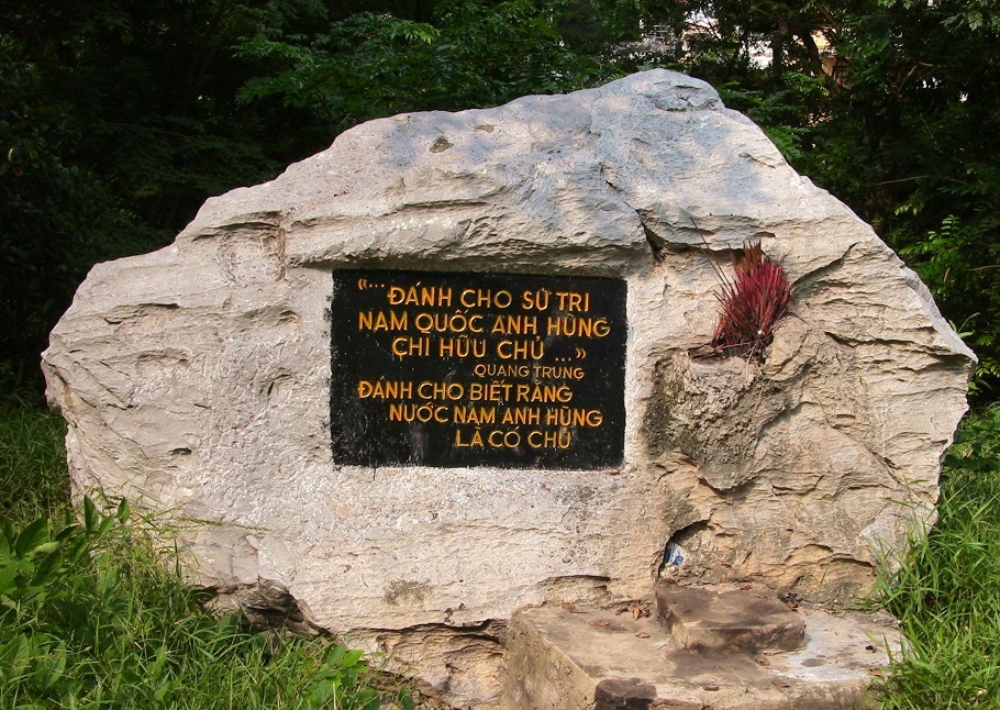 Tấm bia được đặt trên đỉnh gò