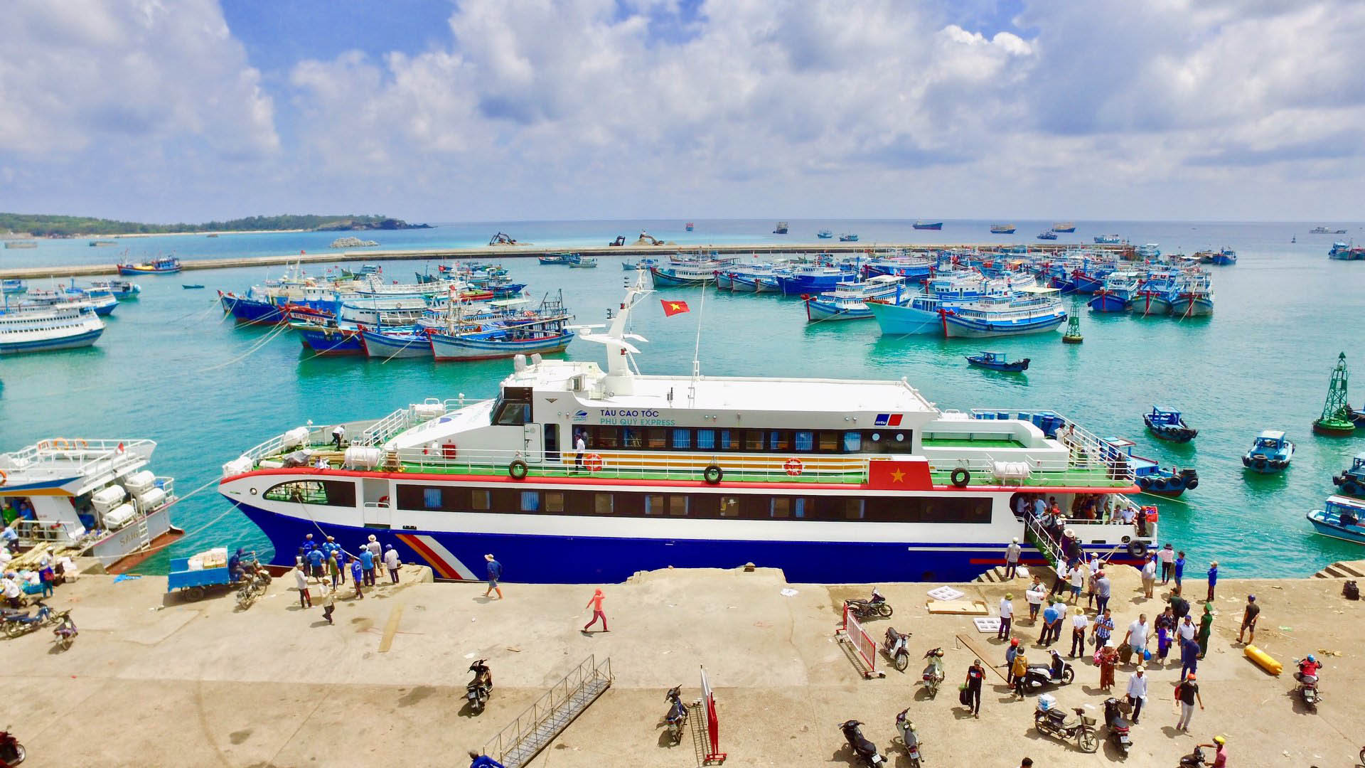 Tàu đi ra đảo Phú Quý