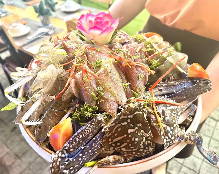 Nhà hàng hải sản Hạ Long Đại Dương Vàng được yêu thích bởi nguyên liệu tươi ngon