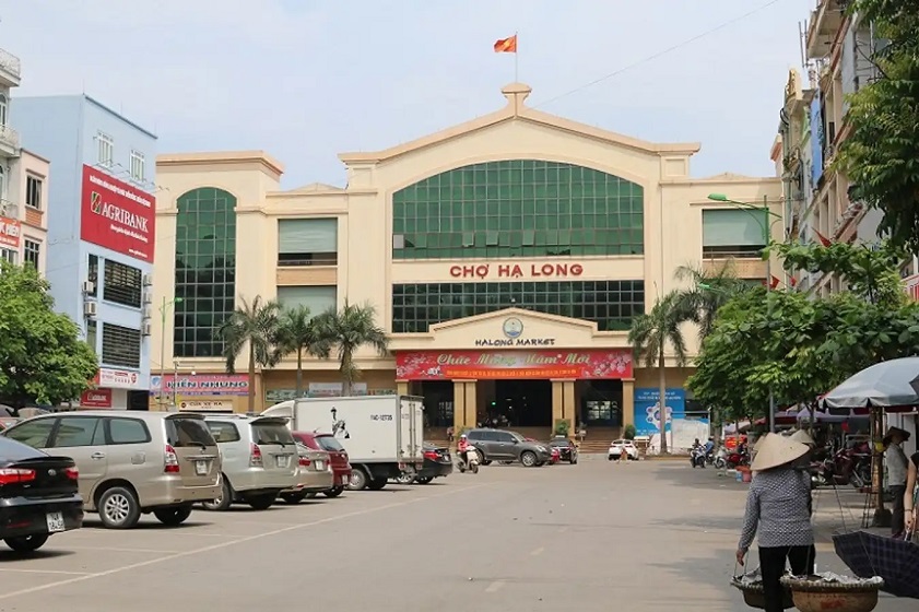 Chợ hải sản Hạ Long 1 - nơi du khách có thể mua được hải sản tươi ngon với giá cả hợp lí