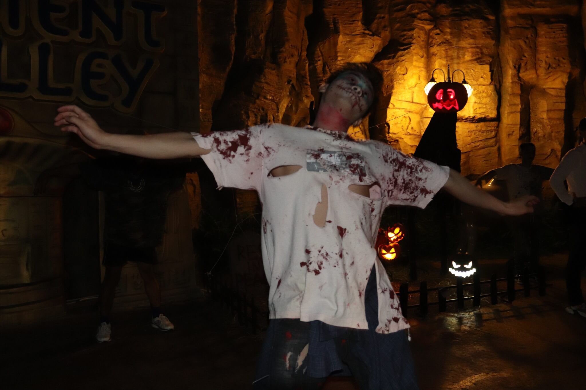 Bạn có thể hóa trang thành thây ma trong trang phục rách rưới