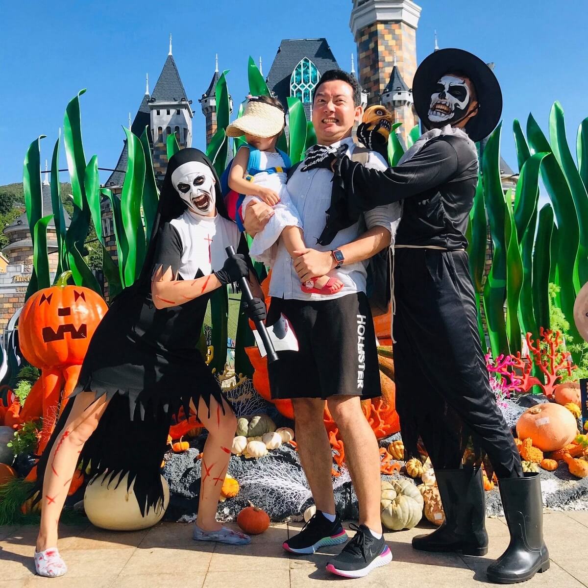 Hóa trang thành Valak, nhân vật ác quỷ ma sơ từ series phim "The Conjuring"