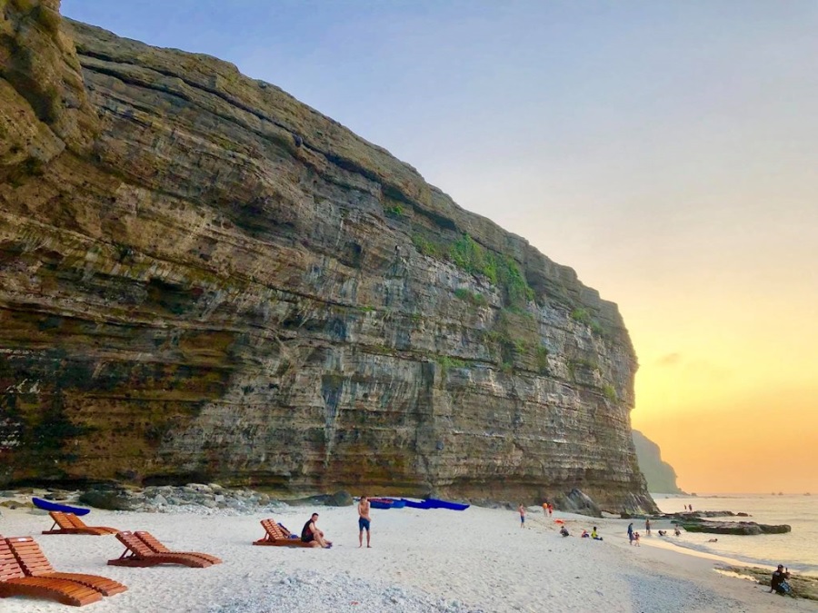 Hang Câu Lý Sơn Hang Câu Lý Sơn là một địa điểm check-in sống ảo vạn người mê tại Quảng Ngãi