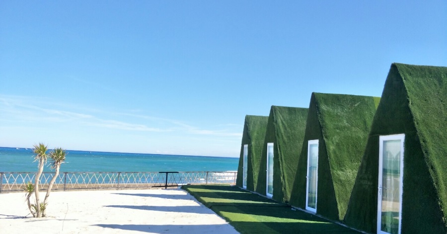 Hang Câu Lý Sơn Các homestay ở Hang Câu nổi bật với mái vòm màu xanh bắt mắt