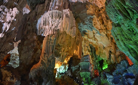 Khám phá hang Đầu Gỗ Hạ Long – một trong những hang động đẹp nhất Việt Nam