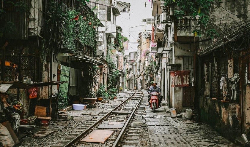 Exploring the streets of Hanoi is an essential part of a trip to Hanoi (Source: Collected)