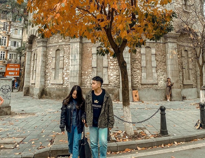 Hanoi weather in October For a visit to Hanoi in October, pack some long-sleeved clothes and a jacket in case of sudden rain