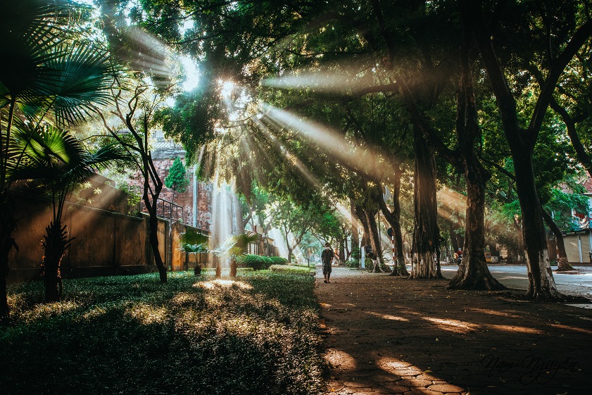 Hanoi weather in October Hanoi in autumn offers delightful weather with gentle sunshine and subtle breeze