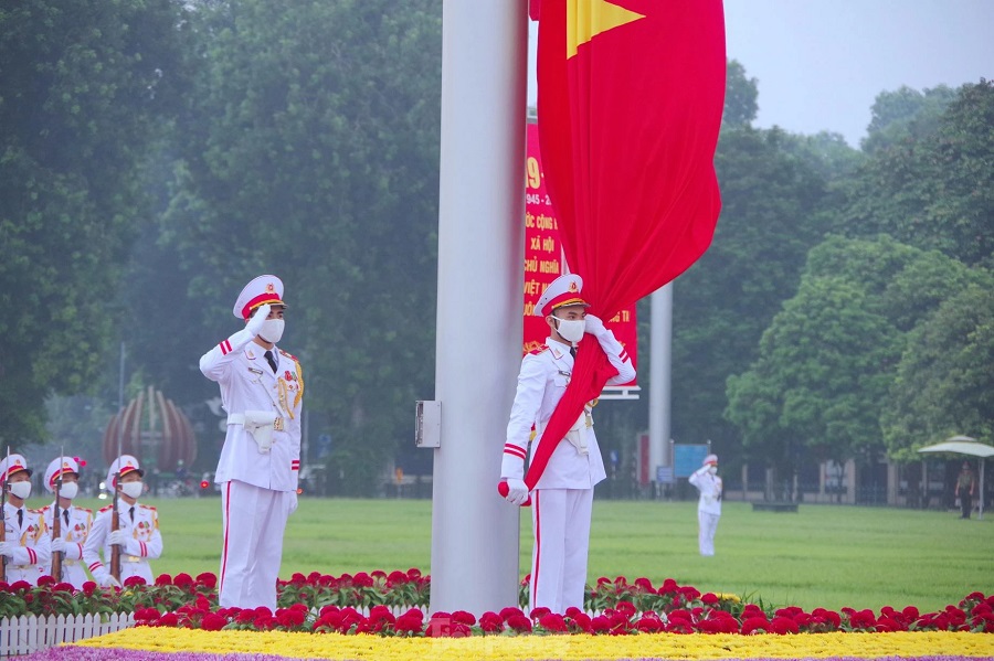 The solemn flag-raising ceremony in front of Ho Chi Minh Mausoleum (Source: Collected)