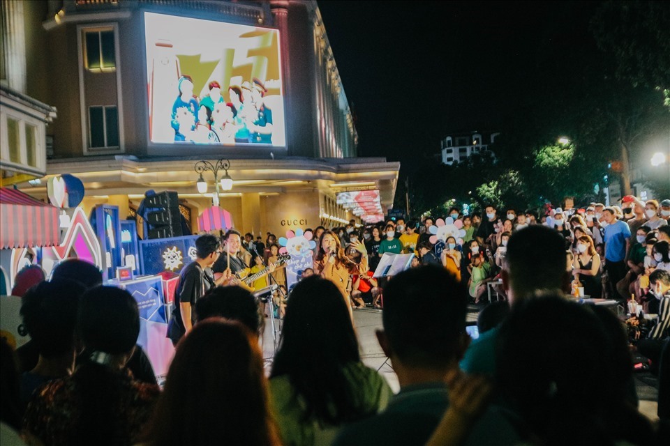 Hanoi weekend night market Immerse yourself in a unique traditional art space