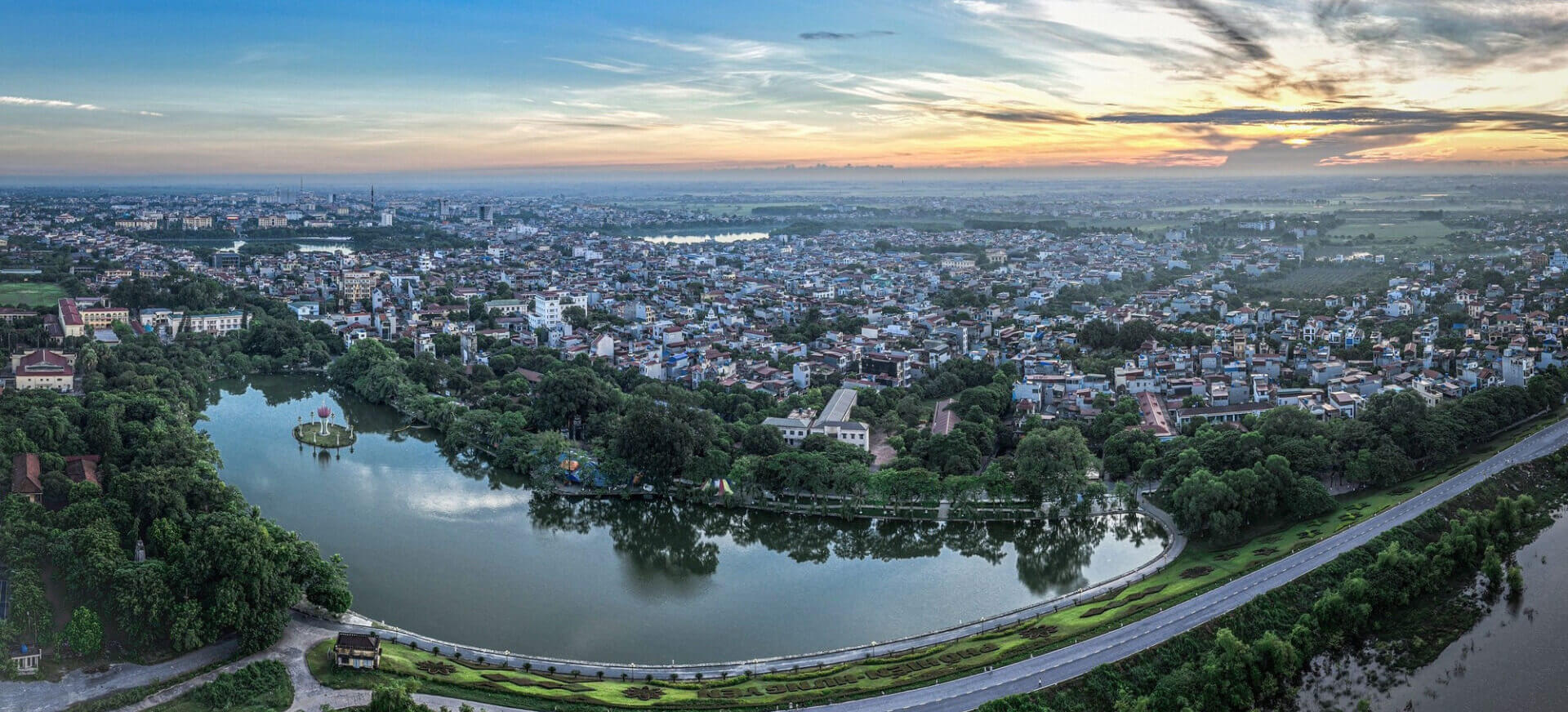 Hồ Bán Nguyệt Hưng Yên