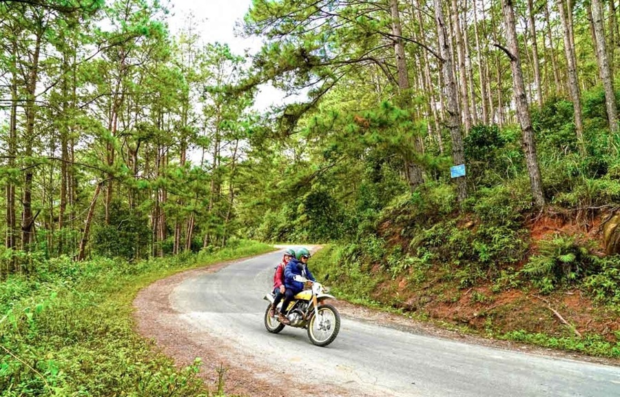 Di chuyển đến hồ Đăk Ke bằng xe máy