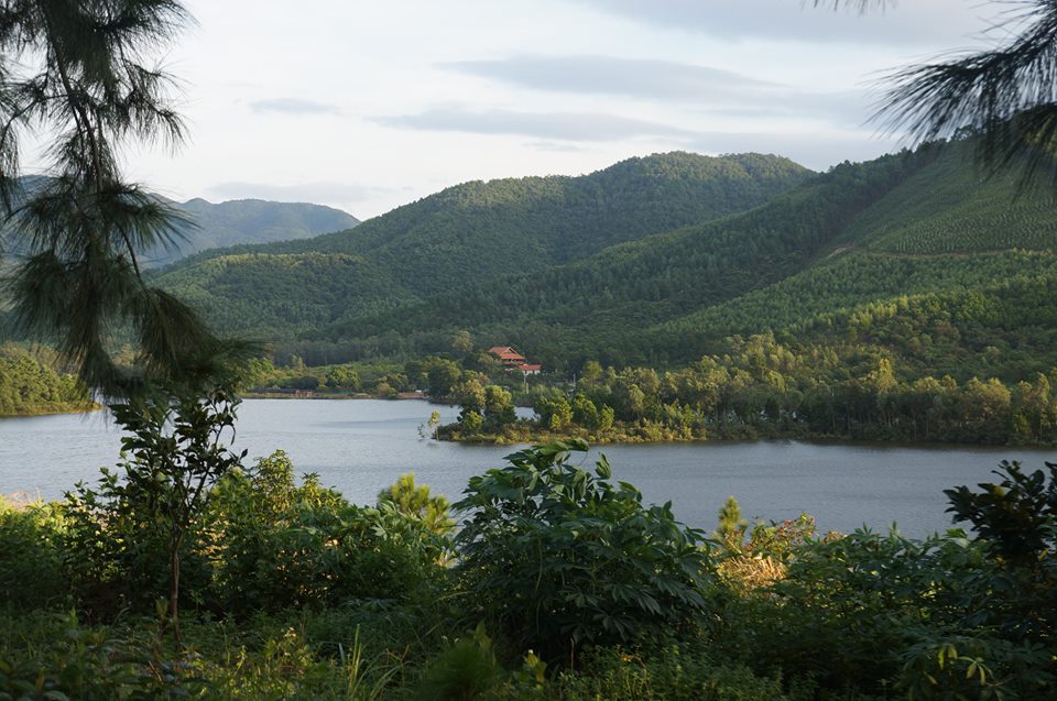 Hồ Khe Chè Khung cảnh hồ Khe Chè xanh mát, trong lành