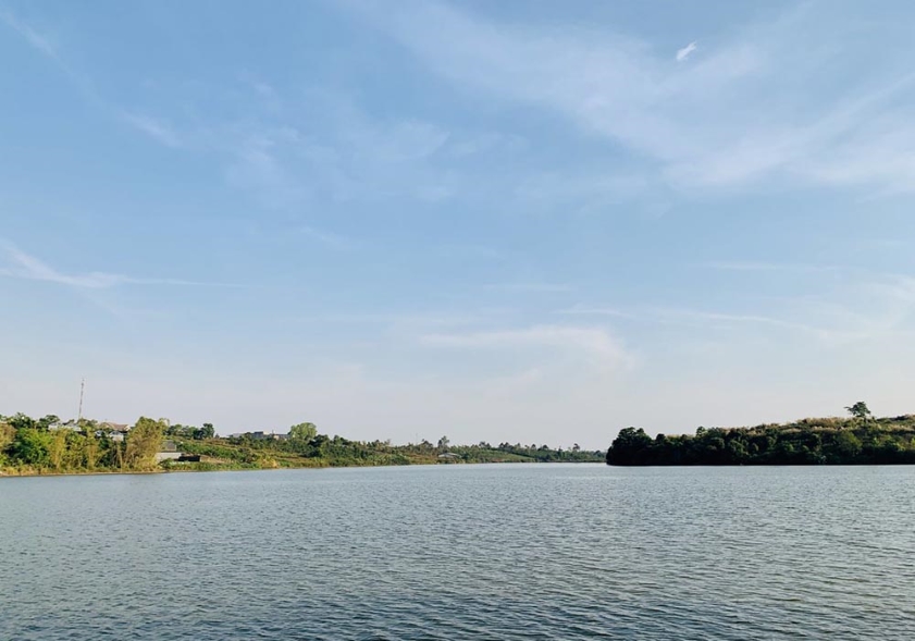 Làn nước trong xanh của hồ Nam Phương vào mùa mưa