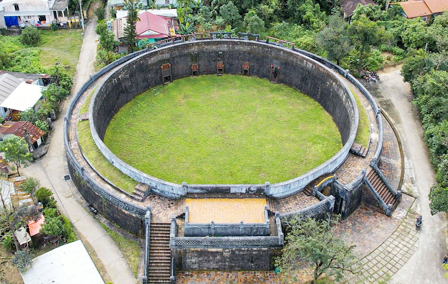 Hổ Quyền Mặt sân đấu trường là thảm cỏ xanh mướt