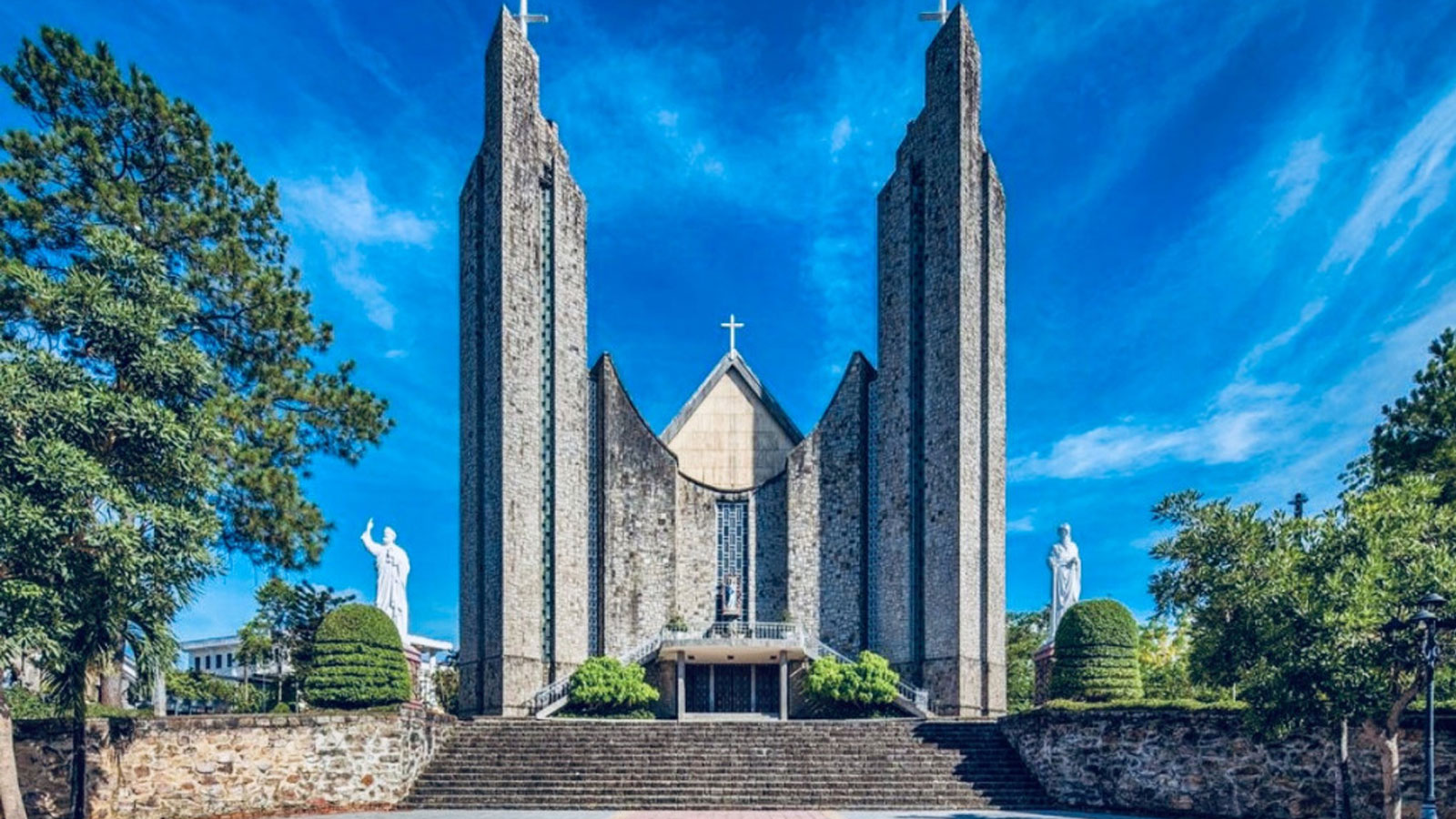 Hổ Quyền Nhà thờ Phủ Cam Huế sở hữu lối kiến trúc vô cùng độc đáo