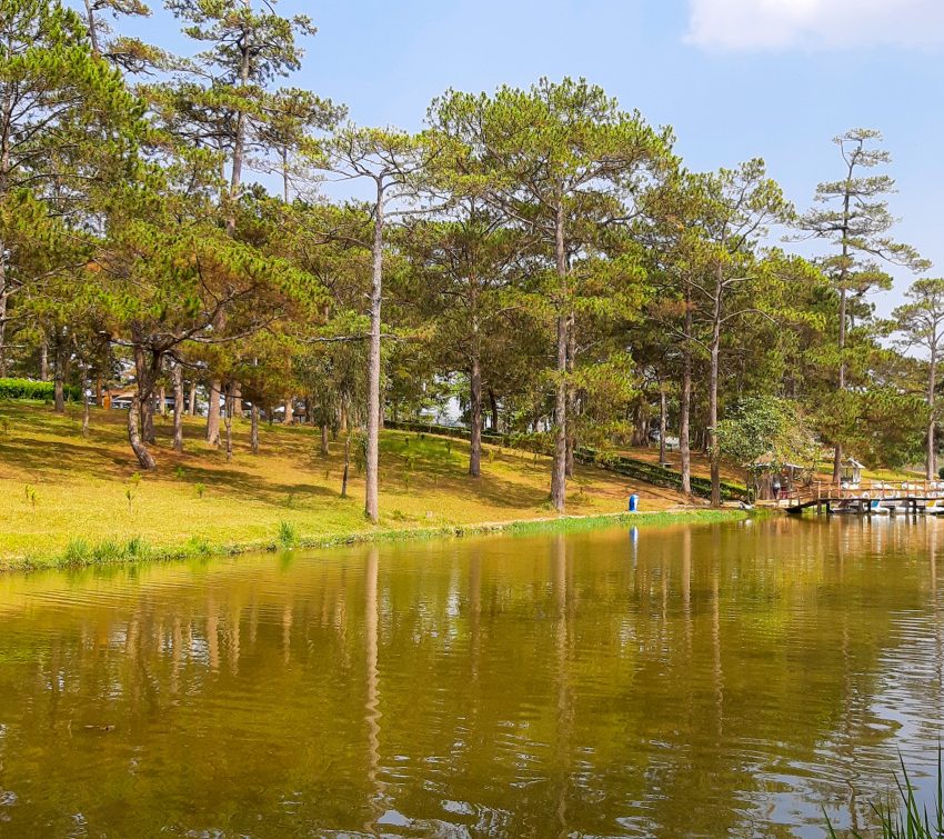 Cảnh bên hồ Than Thở đẹp yên bình