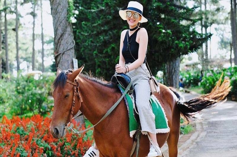 Du khách hứng thú với trải nghiệm cưỡi ngựa tại khu du lịch