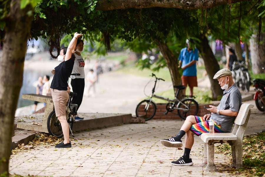 Hồ Thiền Quang Mọi người tận hưởng không khí trong lành bên hồ nước