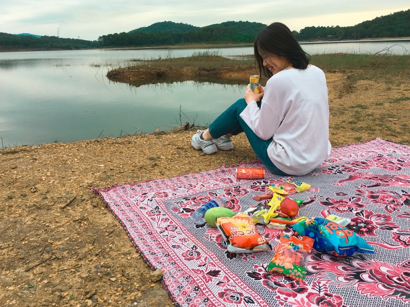 Bạn có thể tự chuẩn bị đồ ăn sẵn cho chuyến cắm trại hồ Yên Trung