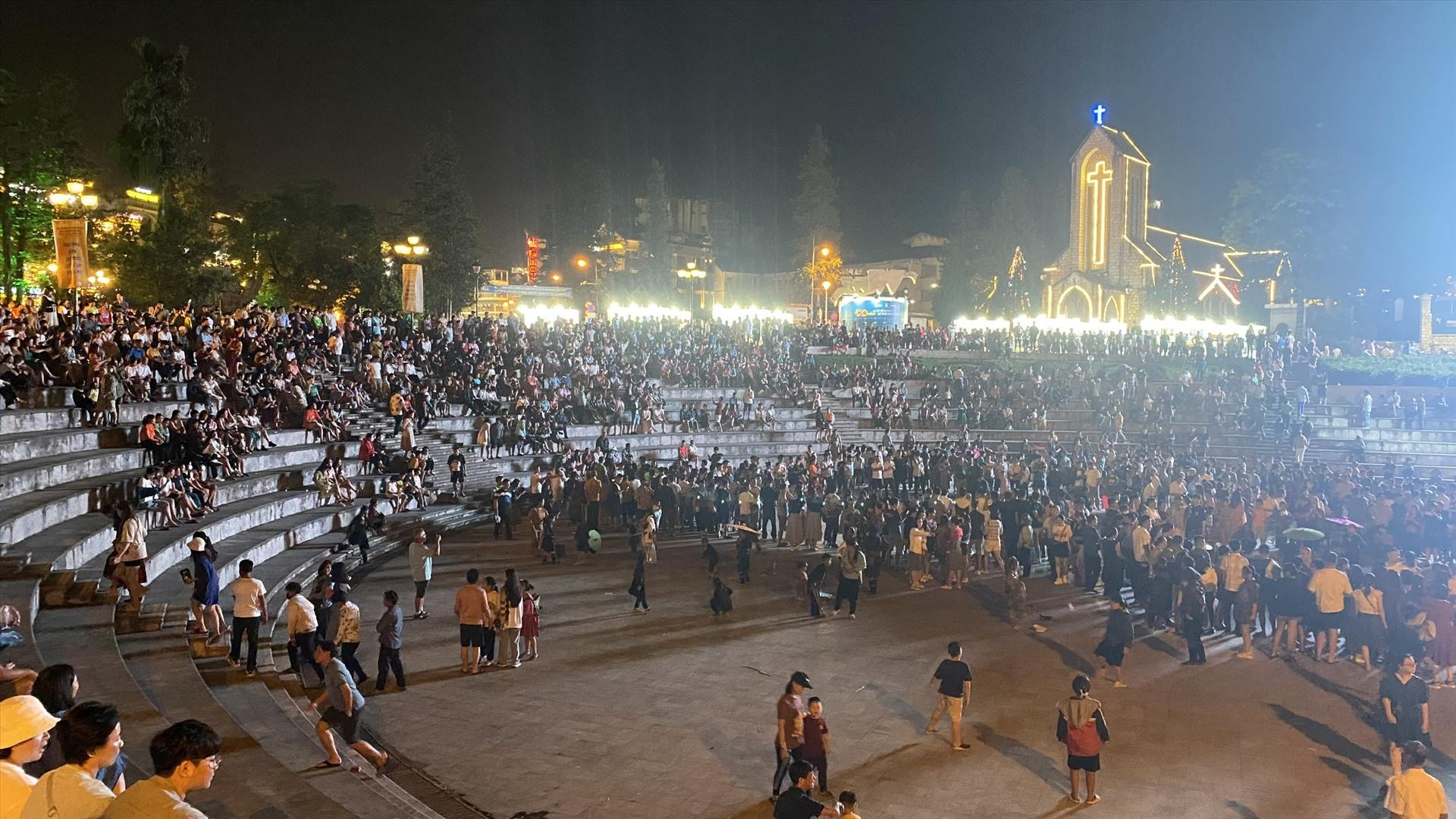 Hòa mình vào không khí chợ tình