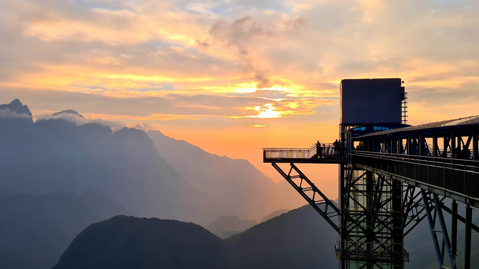 Hoàng hôn cầu kính Sa Pa