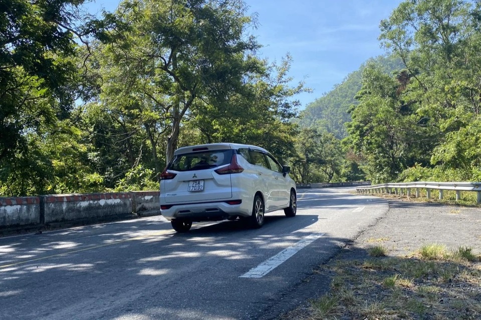 Traveling by private car from Hoi An to Da Nang offers the convenience of personalized transportation 