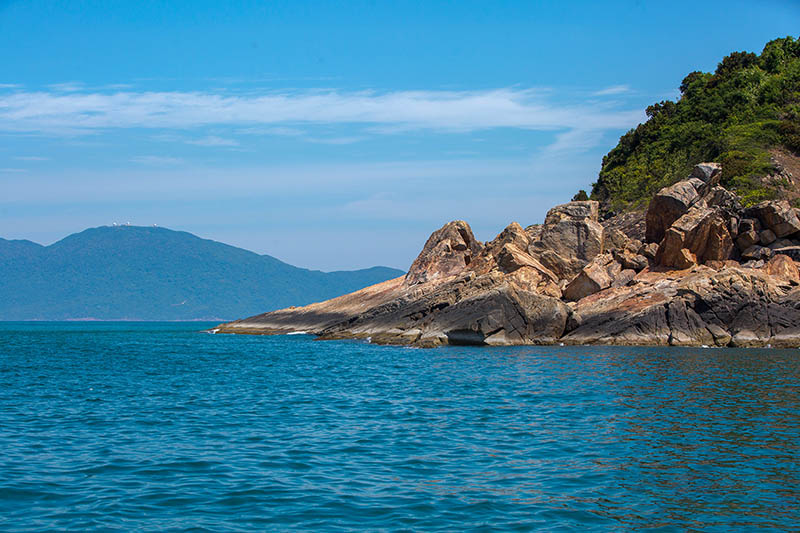 Hòn Chảo Huế Hòn Sơn Chà có những ghềnh đá san sát, xếp chồng lên nhau