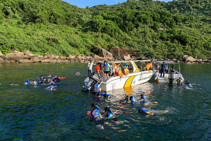 Hòn Chảo Huế Dưới làn nước trong xanh như ngọc, du khách có thể thỏa thích vui chơi các môn thể thao dưới nước