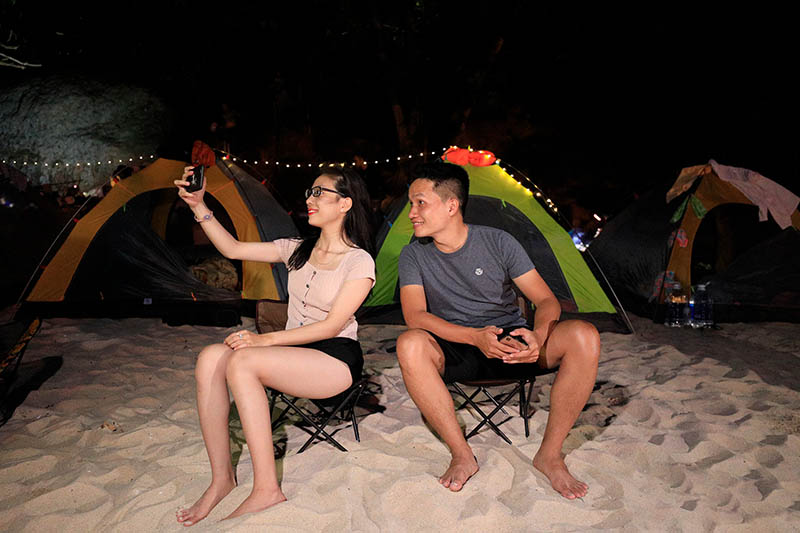 Hòn Chảo Huế Cắm trại trên đảo cũng là một trong những hoạt động thú vị mà du khách không thể bỏ qua