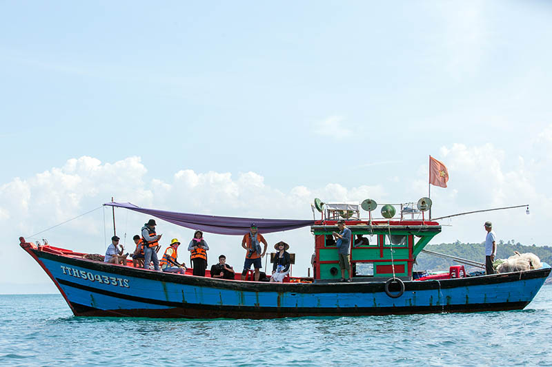 Hòn Chảo Huế Từ Vịnh Lăng Cô, du khách có thể ngồi tàu cá hoặc cano để ra đảo Hòn Chảo