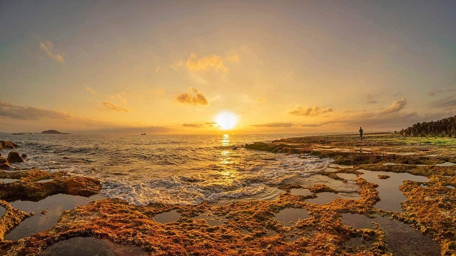 Khoảnh khắc bình minh tại Hòn Đỏ làm say mê bao du khách 