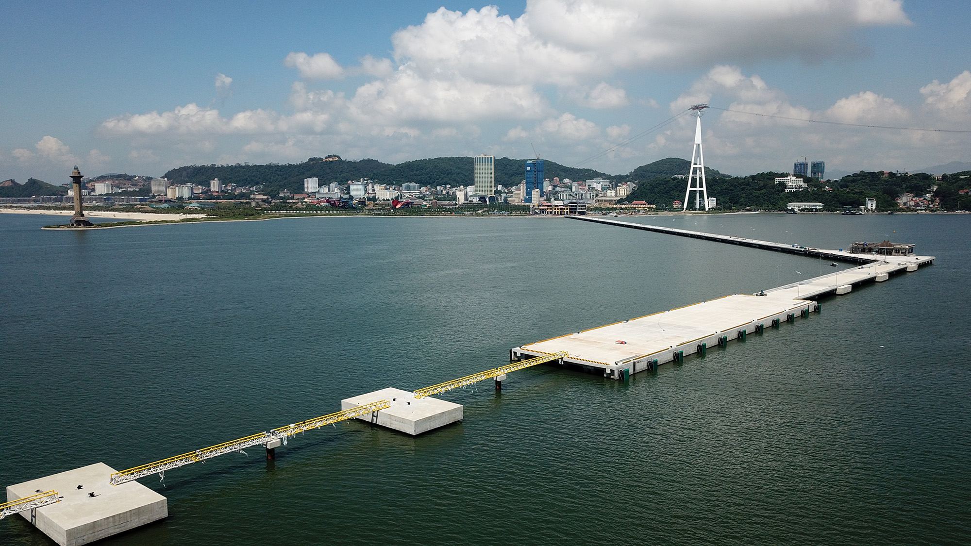 Toàn cảnh bến cảng nơi vận chuyển du khách và hàng hóa