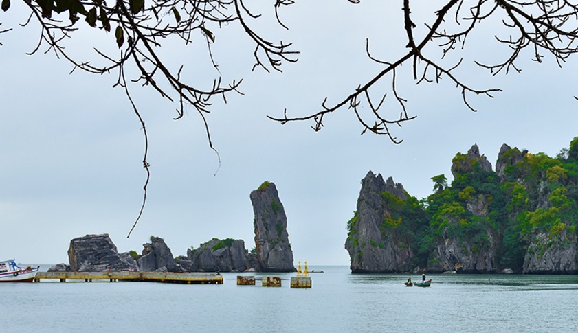 Hòn Phụ Tử Khung cảnh thiên nhiên tuyệt đẹp với biển xanh và những khối đá độc đáo