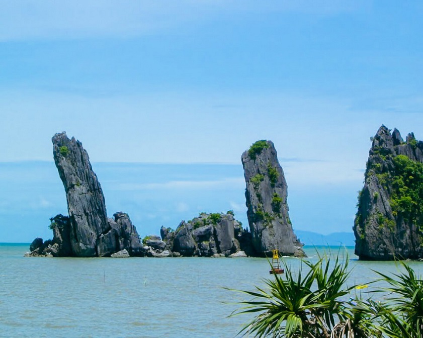 Hòn Phụ Tử Chiêm ngưỡng vẻ đẹp của những khối đá mang hình dạng độc đáo