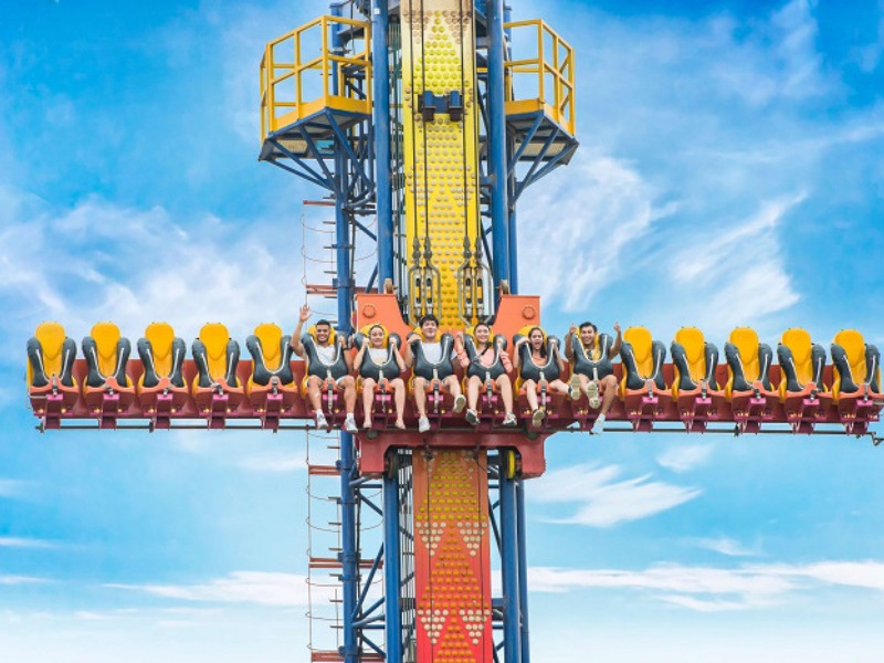 Hòn Sẹo Du khách thích thú chinh phục các trò chơi cảm giác mạnh tại VinWonders Nha Trang