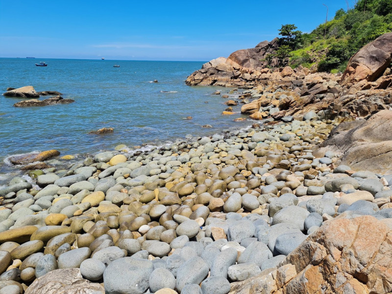 Hòn Sẹo Bạn đừng quên check in tại bãi Đá Đẻ đầy màu sắc