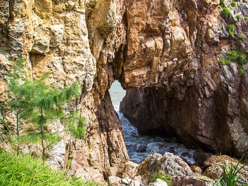 Hòn Sẹo Du khách đừng quên tham quan Hang Đầu Rồng đầy bí ẩn