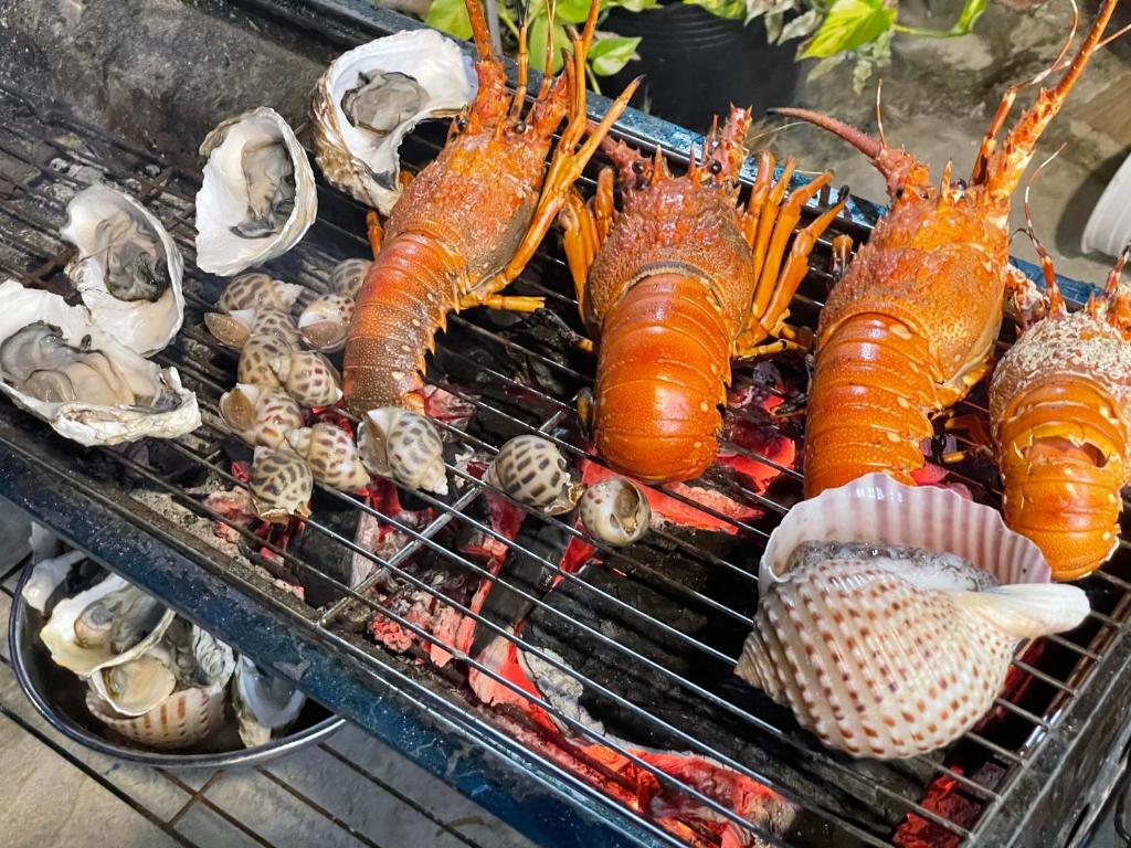 Thưởng thức hải sản tại Hòn Tranh