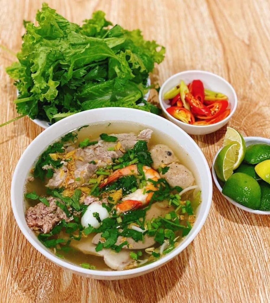 Hủ tiếu ăn kèm rau sống tươi ngon 