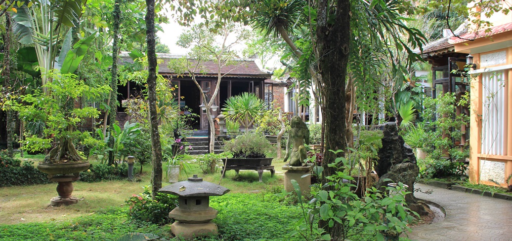 Y Thao Garden exhibits a valuable collection of Hue enamels 