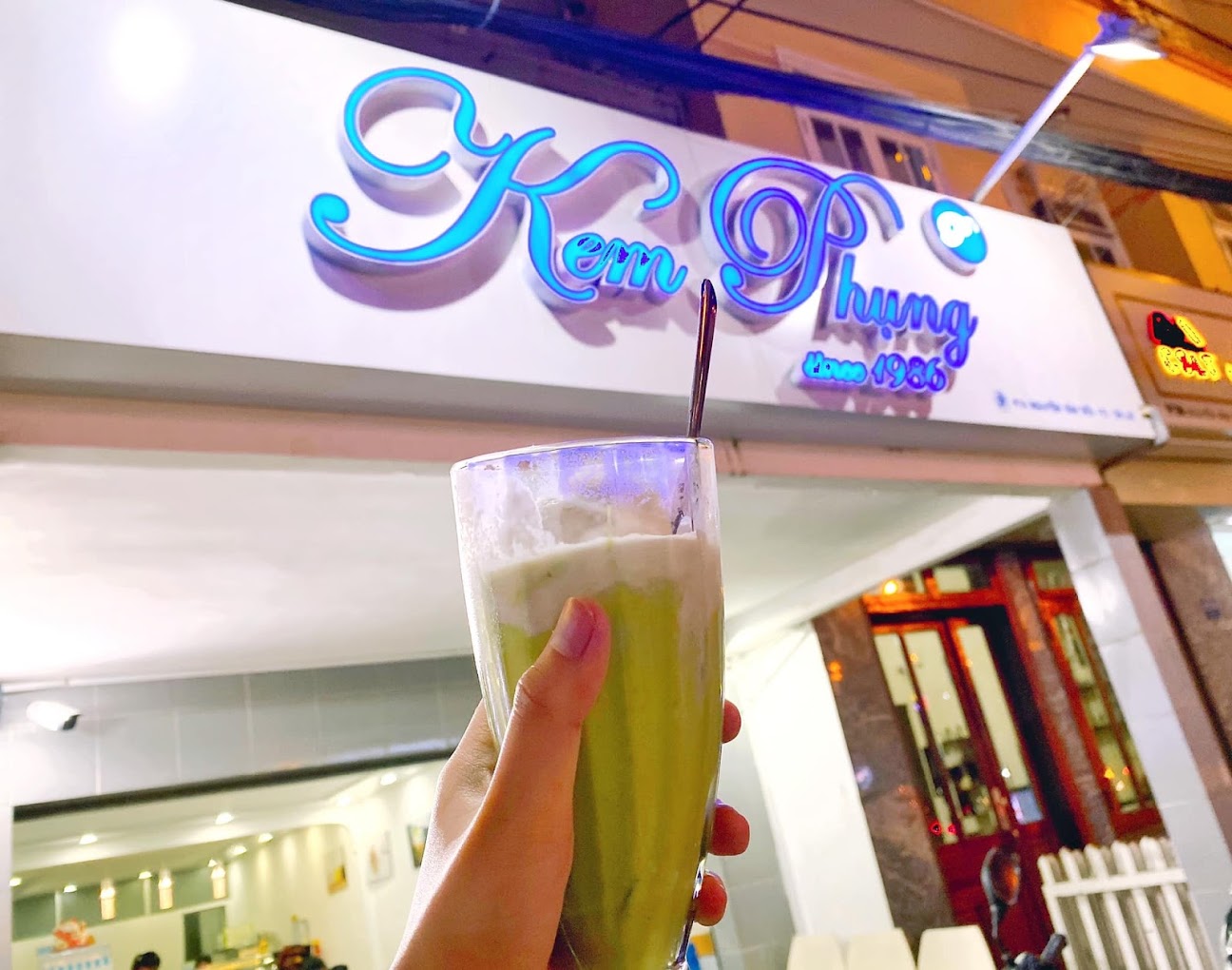 Kem Đà Lạt Thưởng thức kem bơ Phụng Đà Lạt - một trong những quán kem bơ ngon Đà Lạt nổi tiếng