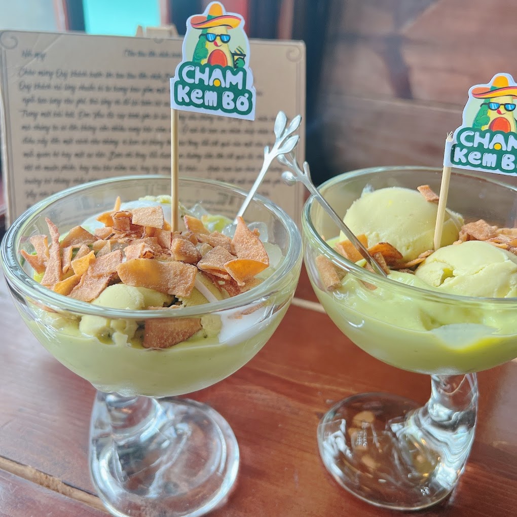 Kem Đà Lạt Kem bơ Chạm Đà Lạt gây “thương nhớ” với chất kem sánh mịn và nhiều loại topping hấp dẫn