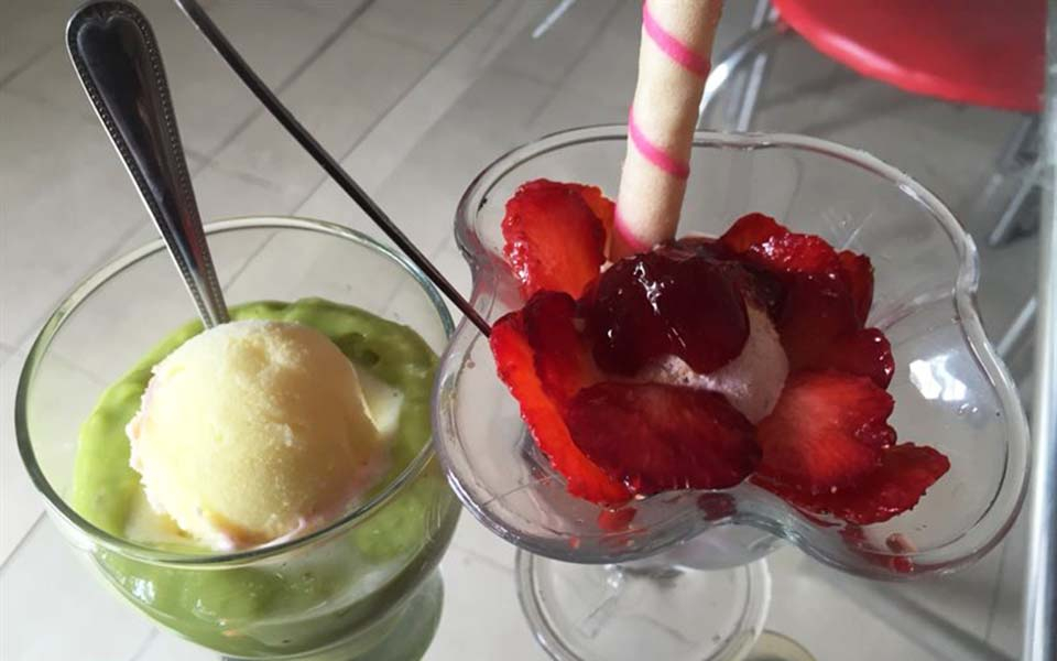 Kem Đà Lạt Cận cảnh 2 món kem nhà làm của quán kem dâu Đà Lạt 276 Phan Đình Phùng