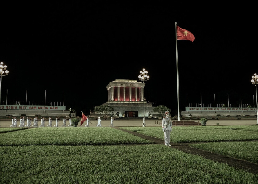 Nghi lễ hạ cờ luôn diễn ra vào 21 giờ hằng ngày tại Quảng trường Ba Đình